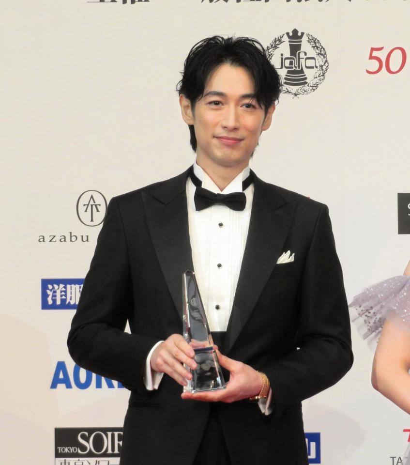 フォーマルウエアで登場したディーン・フジオカ