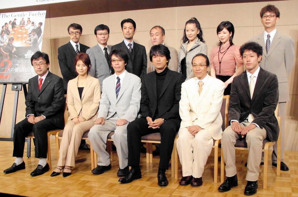 江口洋介　２００５年　（上段左から）浅野和之、伊藤正之、堀部圭亮、温水洋一、鈴木砂羽、堀内敬子、山寺宏一、（下段左から）三谷幸喜、石田ゆり子、生瀬勝久、江口洋介、小日向文世、筒井道隆