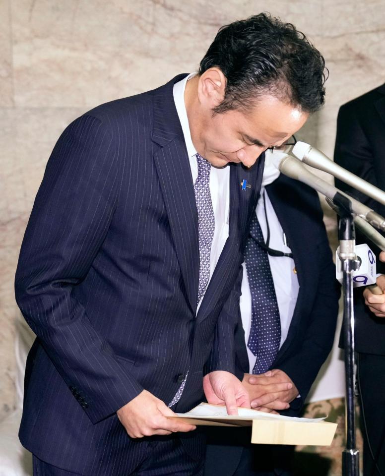 自治体予算削減発言を撤回し、謝罪する簗農相（５日）