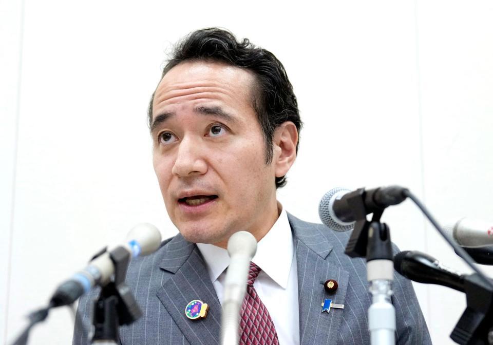 国会内で記者会見する簗農相。５月の地元会合で、衆院選で自身を応援しなかった首長がいる自治体の道路予算を大幅にカットしたと発言していたことを認めた（２日）
