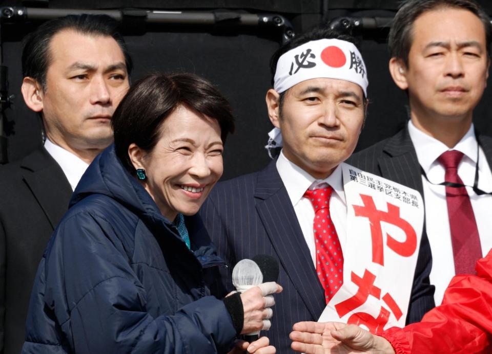 ２月の衆院選の街頭演説で、簗和生氏（右）の隣で笑顔を見せる自民党総裁の高市首相