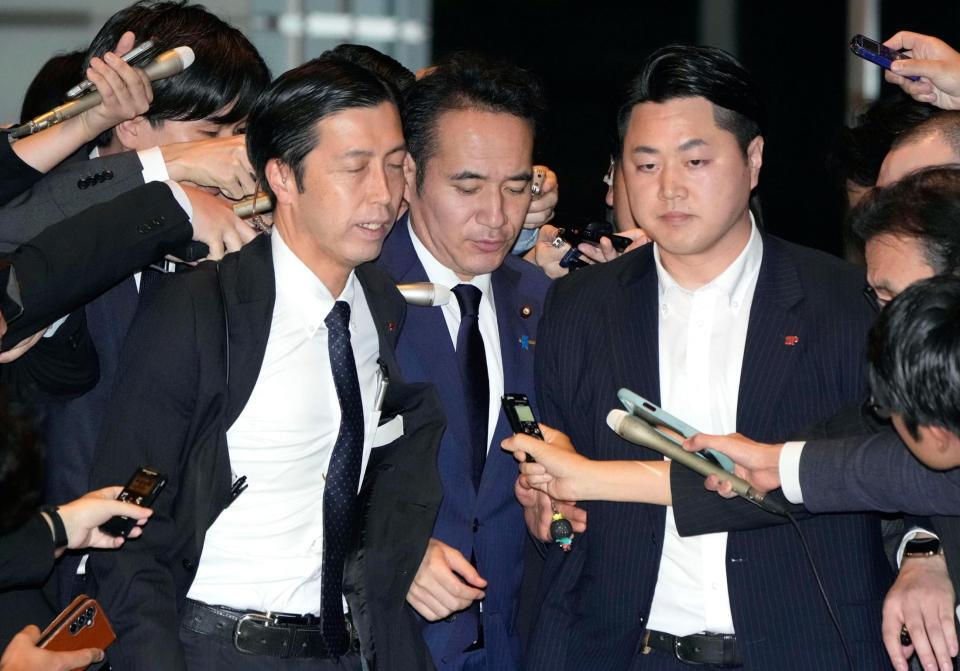 記者団に囲まれながら首相官邸に入る簗農相（中央）