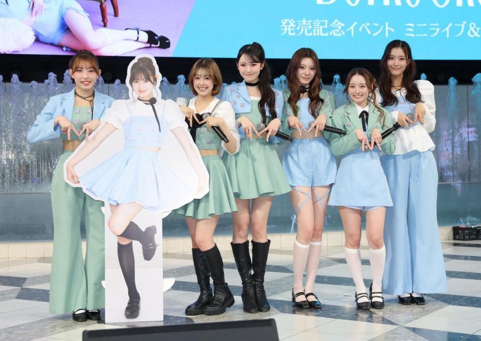 ポーズをとるＭＩＳＳ　ＭＥＲＣＹの（左から）ＳＨＵＫＡ、ＳＡＲＡの等身大パネル、ＩＯＮ、ＫＡＲＥＮ、ＣＯＣＯＮＡ、ＭＩＹＵ、ＹＵＫＩ（撮影・棚橋慶太）