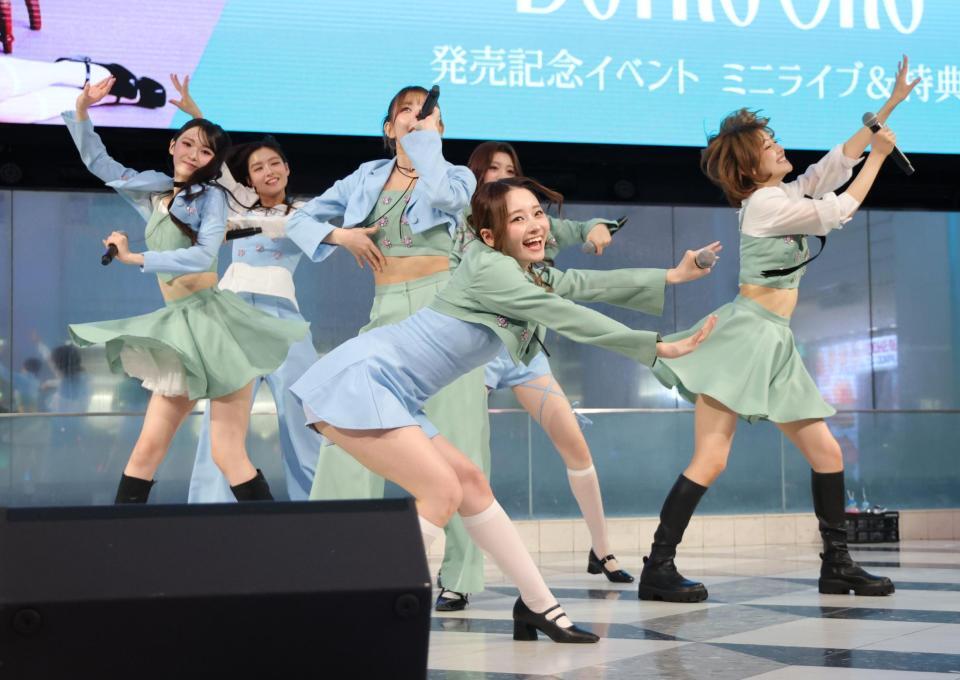 ６人でパフォーマンスするＭＩＳＳ　ＭＥＲＣＹ（撮影・棚橋慶太）