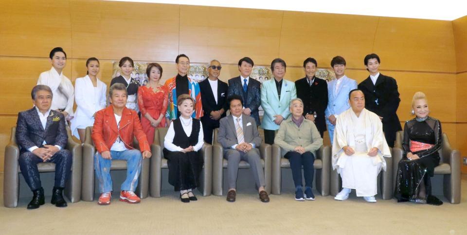 （前列左から）鳥羽一郎、尾藤イサオ、由紀さおり、浜圭介、堺正章、細川たかし、北原ミレイ（後列左から）彩青、田中あいみ、杜このみ、香西かおり、成世昌平、すぎもとまさと、三善英史、森本英世、高山厳、松坂ゆうき、原田波人