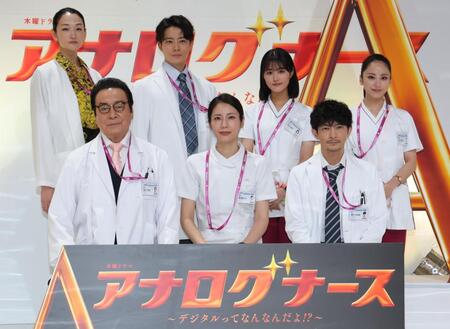 勢ぞろいする（前列左から）高橋英樹、松下奈緒、津田健次郎（後列同）冨永愛、井上祐貴、原菜乃華、平祐奈（撮影・西岡正）