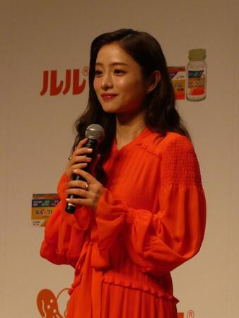 会見に登壇した石原さとみ