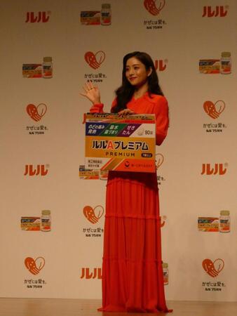 撮影に応じる石原さとみ
