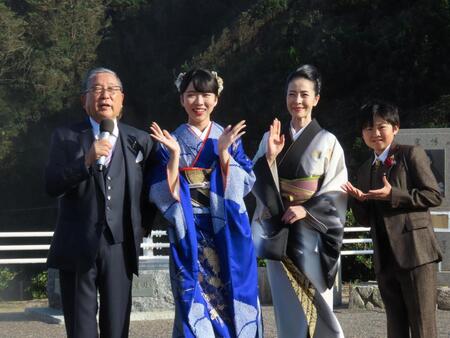 記念式典に出席した徳光和夫、梅谷心愛、坂本冬美、西山琳久