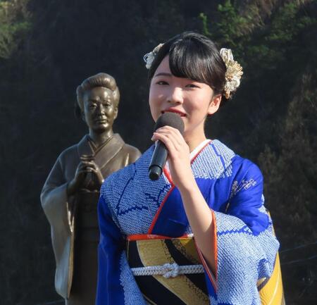 美空ひばりブロンズ像の前で美空さんの曲「塩屋崎」を歌う梅谷心愛