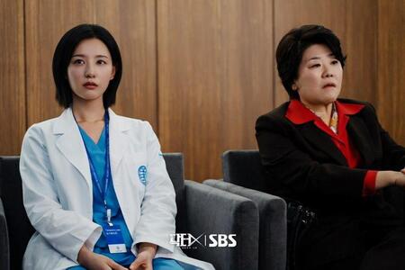 韓国放送局・ＳＢＳの公式Ｘ＠ＳＢＳＮＯＷより　ドラマ「ドクターＸ」スチールカット（左から）キム・ジウォン、イ・ジョンウン