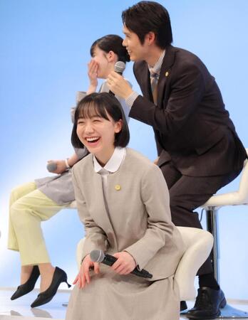 爆笑する芦田愛菜。左奥は久保史緒里、同右は細田佳央太（撮影・吉澤敬太）
