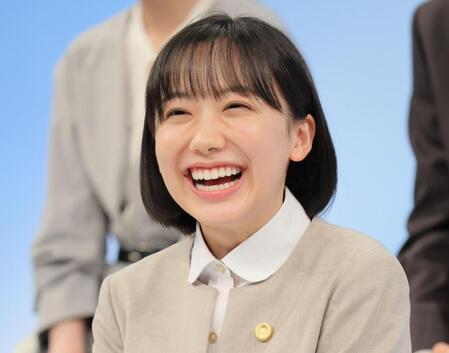 弁護士バッジをつけて笑顔を見せる芦田愛菜（撮影・吉澤敬太）