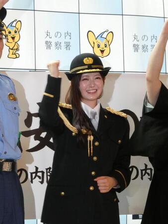 一日警察署長を務めた園田あいか