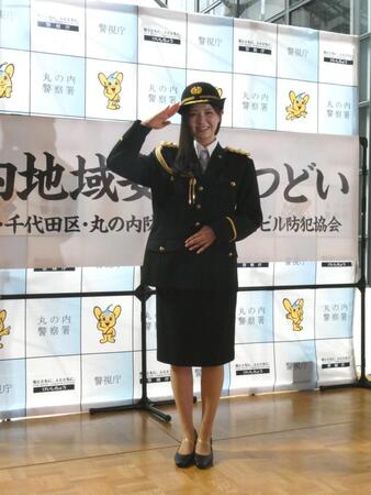 一日警察署長を務めた園田あいか