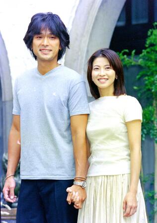 婚約会見を行った江口洋介（左）と森高千里＝９７年