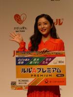 撮影に応じる石原さとみ