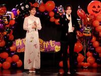 映画「昨夜は殺れたかも」ハロウィンイベントを行った鈴木愛理（左）と吉野北人