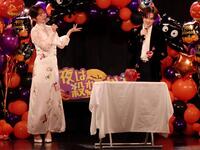「黒ひげ危機一発」で対決した鈴木愛理（左）と吉野北人