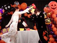 「たたいてかぶってジャンケンポン」で対決した鈴木愛理（左）と吉野北人