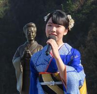 美空ひばりブロンズ像の前で美空さんの曲「塩屋崎」を歌う梅谷心愛