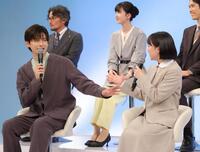 互いを褒め合う高橋文哉（前列左）と芦田愛菜（同右）＝撮影・吉澤敬太
