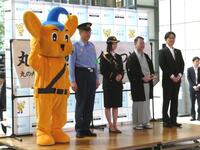 一日警察署長を務めた園田あいか（中央）