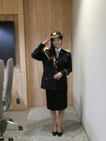 一日警察署長を務めた園田あいか