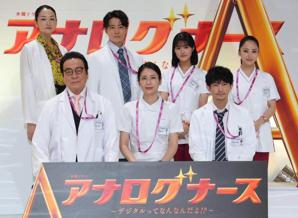 勢ぞろいする（前列左から）高橋英樹、松下奈緒、津田健次郎（後列同）冨永愛、井上祐貴、原菜乃華、平祐奈（撮影・西岡正）