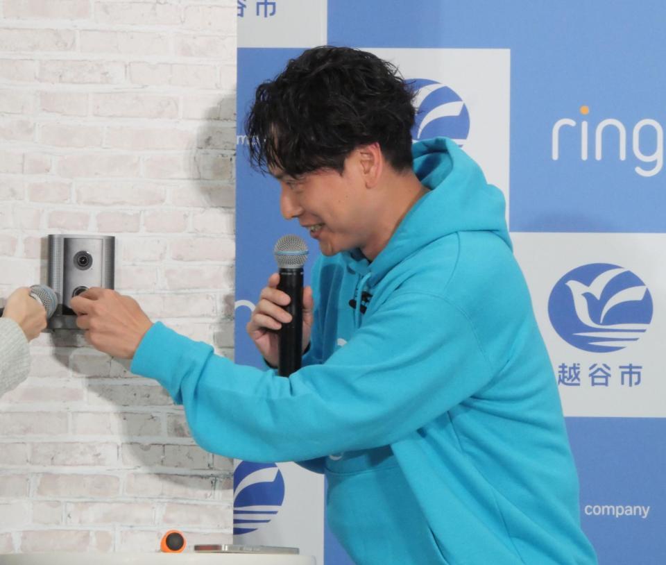 ドアホンを押す山下健二郎