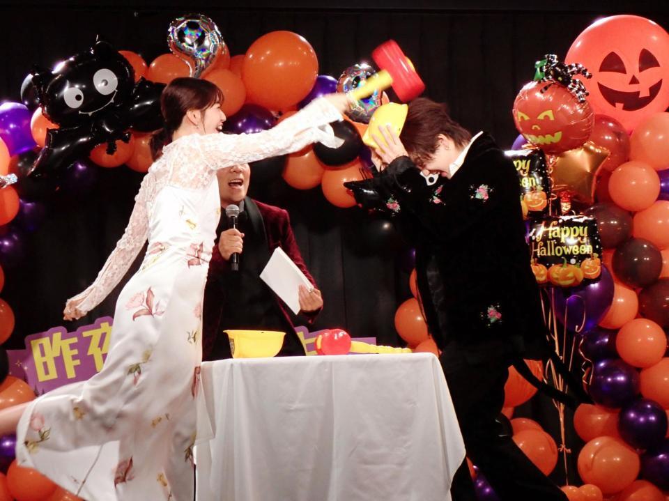 「たたいてかぶってジャンケンポン」で対決した鈴木愛理（左）と吉野北人