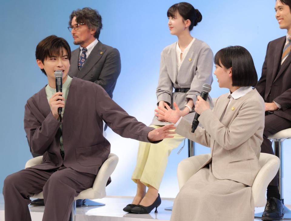 互いを褒め合う高橋文哉（前列左）と芦田愛菜（同右）＝撮影・吉澤敬太