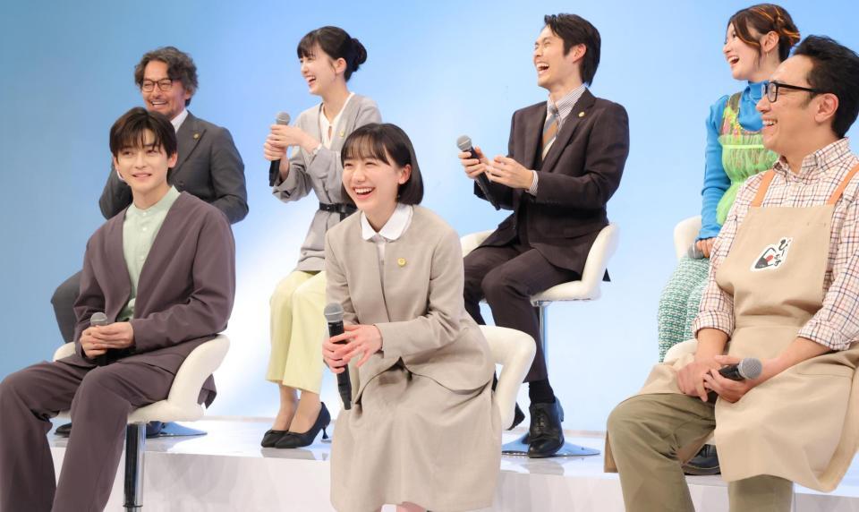 笑顔を見せる（前列左から）高橋文哉、芦田愛菜、角田晃広（後列同）山口馬木也、久保史緒里、細田佳央太、柿原りんか（撮影・吉澤敬太）