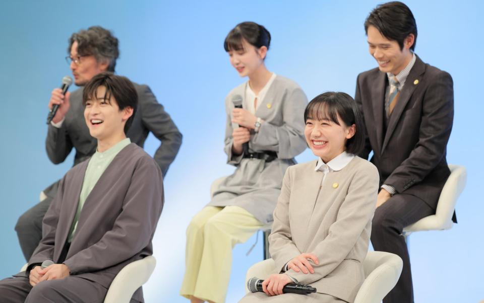 笑顔を見せる芦田愛菜（前列右）、高橋文哉（同左）ら（撮影・吉澤敬太）