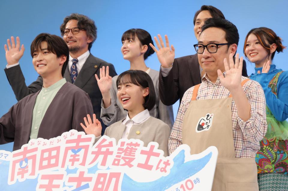 手を振る（前列左から）高橋文哉、芦田愛菜、角田晃広（後列同）山口馬木也、久保史緒里、細田佳央太、柿原りんか（撮影・吉澤敬太）