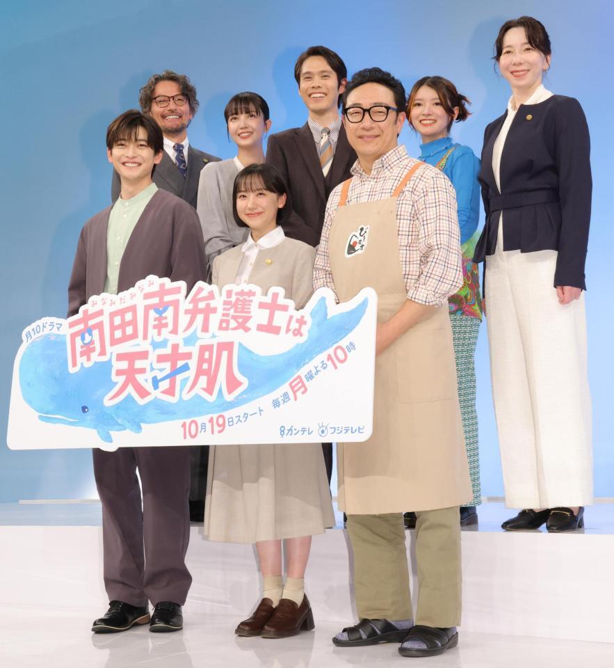 笑顔の（前列左から）高橋文哉、芦田愛菜、角田晃広（後列同）山口馬木也、久保史緒里、細田佳央太、柿原りんか、平岩紙（撮影・吉澤敬太）