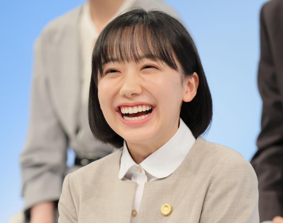 弁護士バッジをつけて笑顔を見せる芦田愛菜（撮影・吉澤敬太）