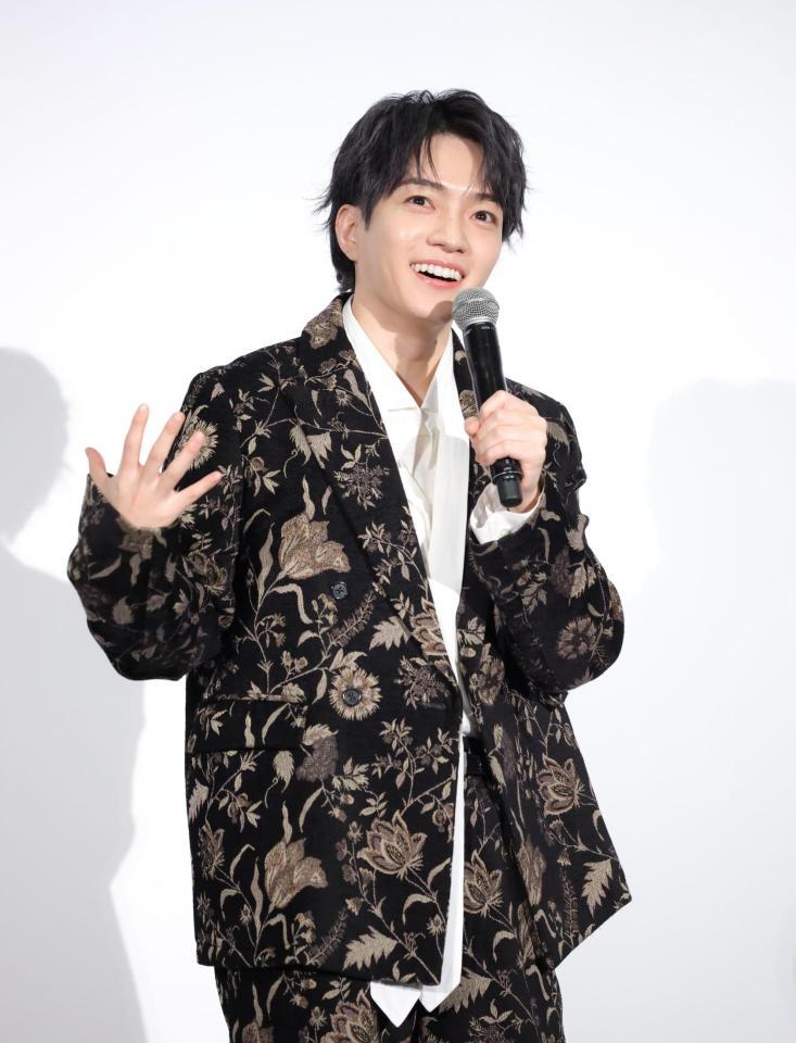笑顔で話す西畑大吾（撮影・吉澤敬太）
