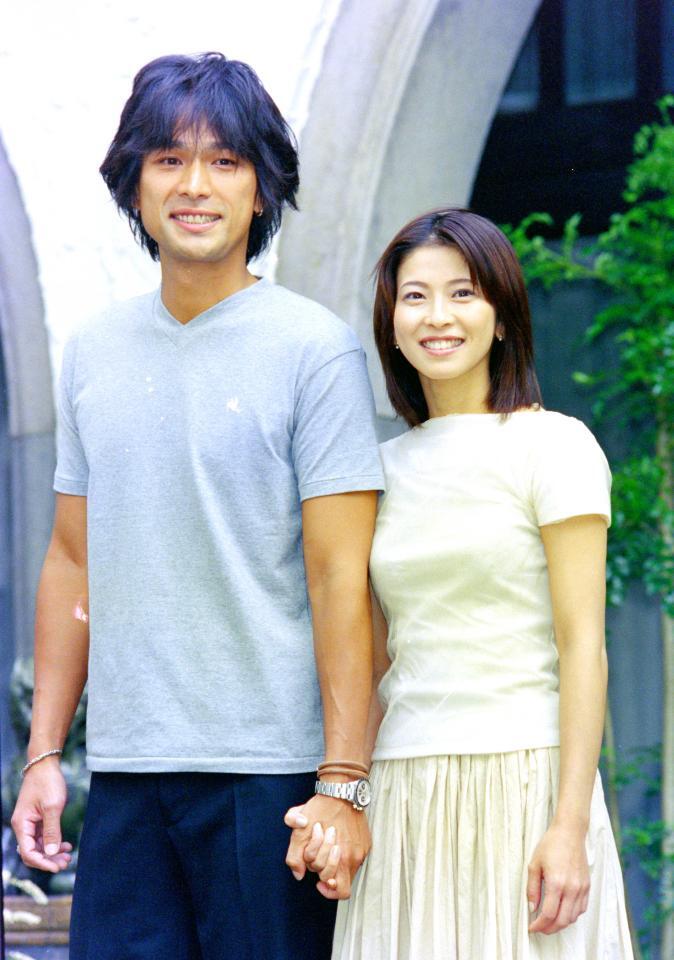 婚約会見を行った江口洋介（左）と森高千里＝９７年