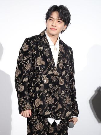 決め顔を披露する西畑大吾（撮影・吉澤敬太）