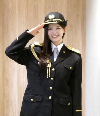 一日警察署長を務めた園田あいか