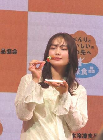 冷凍食品をおいしそうに実食する箭内夢菜
