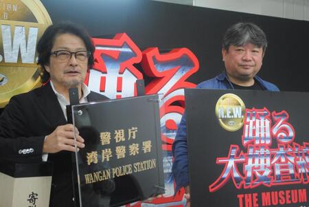 メディア内覧会に出席した亀山千広プロデューサー（左）と本広克行監督