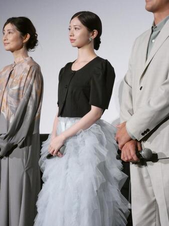 舞台あいさつを行った桜田ひより（中央）＝都内