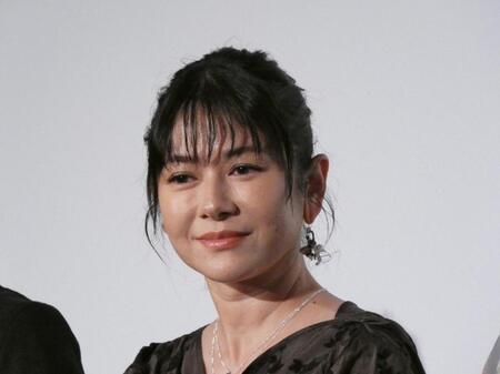 舞台あいさつを行った真木よう子＝都内