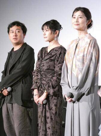 舞台あいさつを行った真木よう子（中央）＝都内