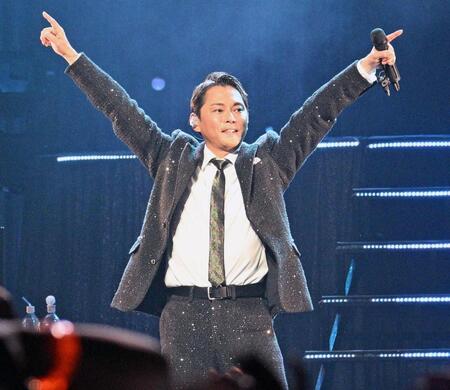 ライブで盛り上がる今井翼（撮影・持木克友）