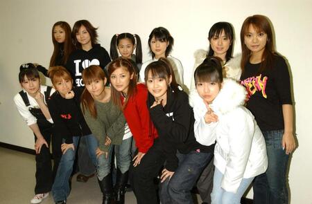 ２００２年１２月、モーニング娘。の紺野あさ美（後列右から２人目）らメンバー