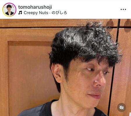 斜め横も自然。庄司智春のインスタグラム＠ｔｏｍｏｈａｒｕｓｈｏｊｉより 