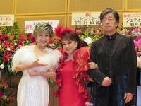 　ジュディ・オングを祝福する小林幸子（左）と中村雅俊（右）